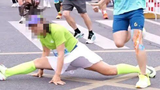 Nữ runner bị cấm thi đấu vì xoạc chân giữa đường chạy để selfie