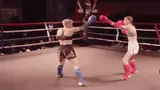Làng Muay Thái dậy sóng vì nữ võ sĩ vừa chạm găng đã đá knock-out đối thủ