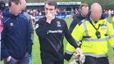 Thủ môn bị nghi đấm CĐV ngay trên sân rồi bình thản trở lại thi đấu