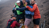 Nhóm runner dùng 'cái ôm sinh tồn' cứu đối thủ giữa núi lạnh Transvulcania