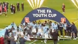 U18 Man City mừng vô địch đến sập pa nô bục trao cúp
