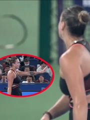 Aryna Sabalenka ném vợt xả giận suýt trúng ball kid