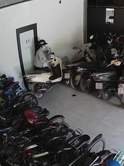 Cô gái vật vã 5 phút mới lấy xe máy ra ngoài