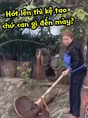 Cô gái bức xúc khi vừa thả cá phóng sinh xuống hồ thì bị cụ bà vớt