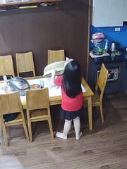 Con gái ăn vụng hết cả đĩa thịt vì bố mẹ nấu quá ngon