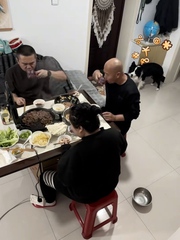 Chú chó có màn đáp trả khiến ông chủ ngã vào lòng đất
