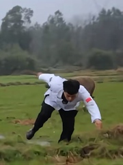 Chàng trai bị trâu rượt vì thổi sáo khó nghe