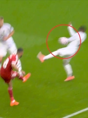 Liverpool không được hưởng phạt đền gây tranh cãi ở trận thua Man Utd