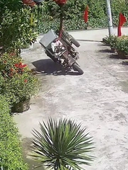 Pha ôm cua xe 3 bánh đi vào lòng đất