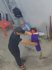 Hai cô gái hú hồn hú vía khi xem chàng trai trổ tài bắt rắn