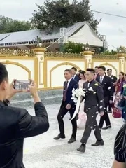 Dàn xe sang nối đuôi tại đám cưới hoa hậu Đỗ Thị Hà 'gây sốt'