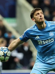 Thủ môn của Newcastle kiến tạo khó tin tại Champions League