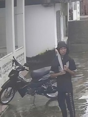 Boy phố trộm xe máy, thao tác vụng về khiến người xem cười đau bụng