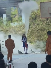 Nữ sinh tạo dáng cực ngầu khi thực hiện cách sử dụng bình chữa cháy