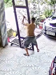 Pha mở cửa cổng suýt bẹp đầu ô tô