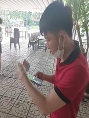 Chàng trai dò vé số ăn mừng như trúng độc đắc