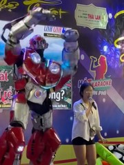 Màn minh họa nhiệt tình đến mức khiến người xem đau hết cả lưng