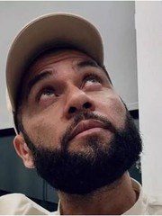 Cuộc sống đầy bất ngờ của Dani Alves sau khi ra tù