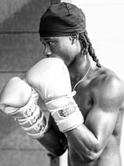 Ngôi sao Real Madrid khoe thân hình lực lưỡng nhờ tập quyền anh