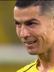 Ronaldo gây sốt khi lẩm bẩm ‘tự khích lệ’ trước cú đá phạt