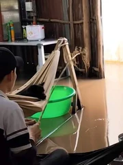 Chàng trai ngồi trong nhà câu cá, kiếm ít đồ ăn chiều mùa nước nổi