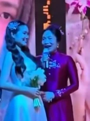 Tan chảy với đoạn video mẹ hát tặng con gái trong đám cưới