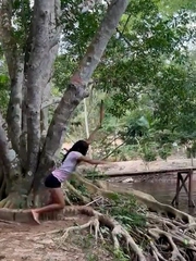 Cô gái ngã xuống hồ khi đu dây