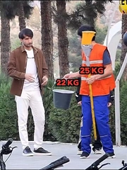 Đám đông 'há hốc miệng' trước thể lực của anh lao công