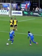 Pha dàn xếp đá phạt lừa đối thủ và khán giả