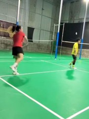 Thanh niên tắm ba lần trên một dòng sông