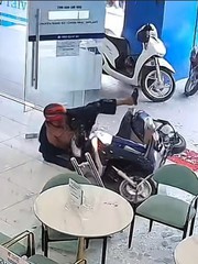 Đi đứng kiểu này tốn cửa kính lắm