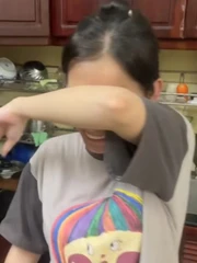 Con gái vào bếp trổ tài làm bánh bao khiến cả nhà cười no luôn cả bữa sáng