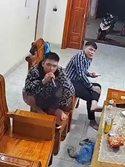 Tác hại của việc hát karaoke mà không có tay vịn