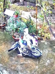 4 nữ sinh ngã dập mông vì nền bê tông trơn