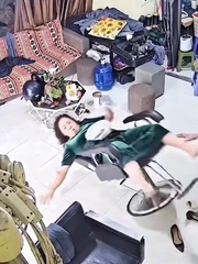 Khách hú hồn với cái ghế bất ổn của tiệm cắt tóc