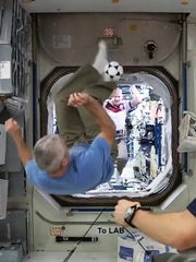 Phi hành gia chơi bóng đá cách Trái đất 400km