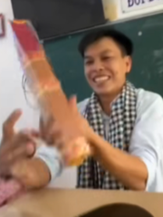 Thầy giáo đứng hình với món quà sinh nhật đầy 'tinh tế' của học trò