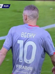 Lý do tiền đạo Jamie Vardy mặc áo đấu in tên vợ thi đấu ở Serie A