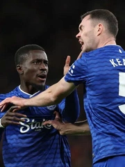 Cầu thủ Everton bị đuổi vì tát đồng đội ở trận thắng Man Utd
