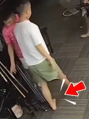 Thấy bạn làm rơi tiền, thanh niên 'hành động' chỉ trong một bước chân