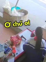 Nữ sinh trông tiệm tạp hóa bất lực khi bị cướp hai thùng bia