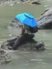 Cần thủ không nói nên lời khi trượt chân trên tảng đá