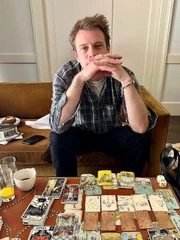 Người đàn ông ngồi xem tarot gây sốt mạng xã hội là ai?