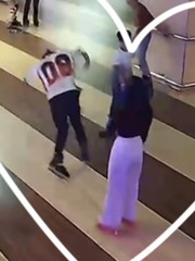 Đang trượt patin thì gặp 'chân ái'