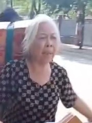 Ấm lòng cảnh cụ bà chở nhu yếu phẩm đến ủng hộ đồng bào vùng lũ