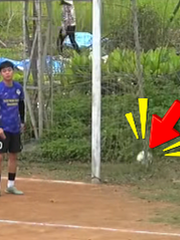 Thủ môn báo hại đội nhà thủng lưới theo cách không ai ngờ