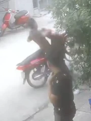 Thanh niên bẽ mặt vì tội thích thể hiện