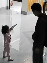 Bố bất lực khi bị 'bình rượu mơ' tìm thấy 'quỹ đen' trước mặt vợ