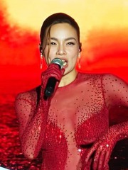 Hồ Ngọc Hà hát 'oét giọng' gây sốt: Ai là người hưởng lợi?