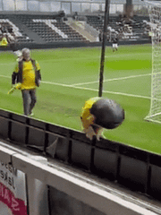 Chuyện khó tin ở FA Cup: Linh vật bị đuổi khỏi sân vì… say xỉn